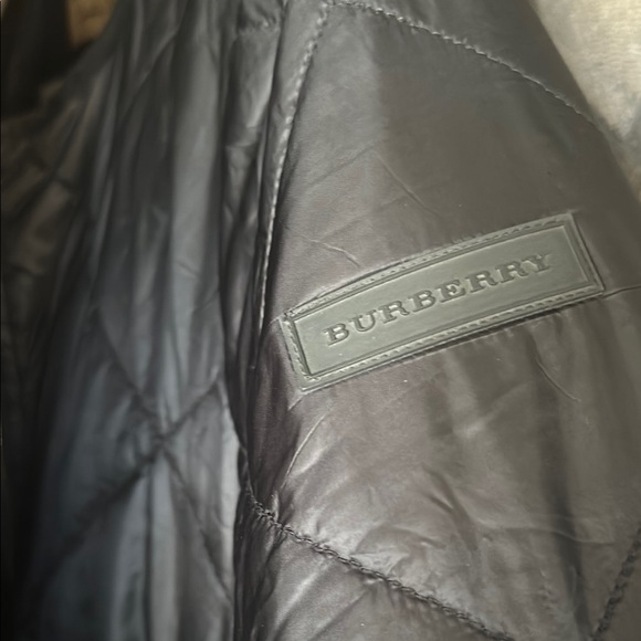 Burberry Black Bomber Jacket with Quilted Design and Full-Length Zipper - Picture 10 of 10